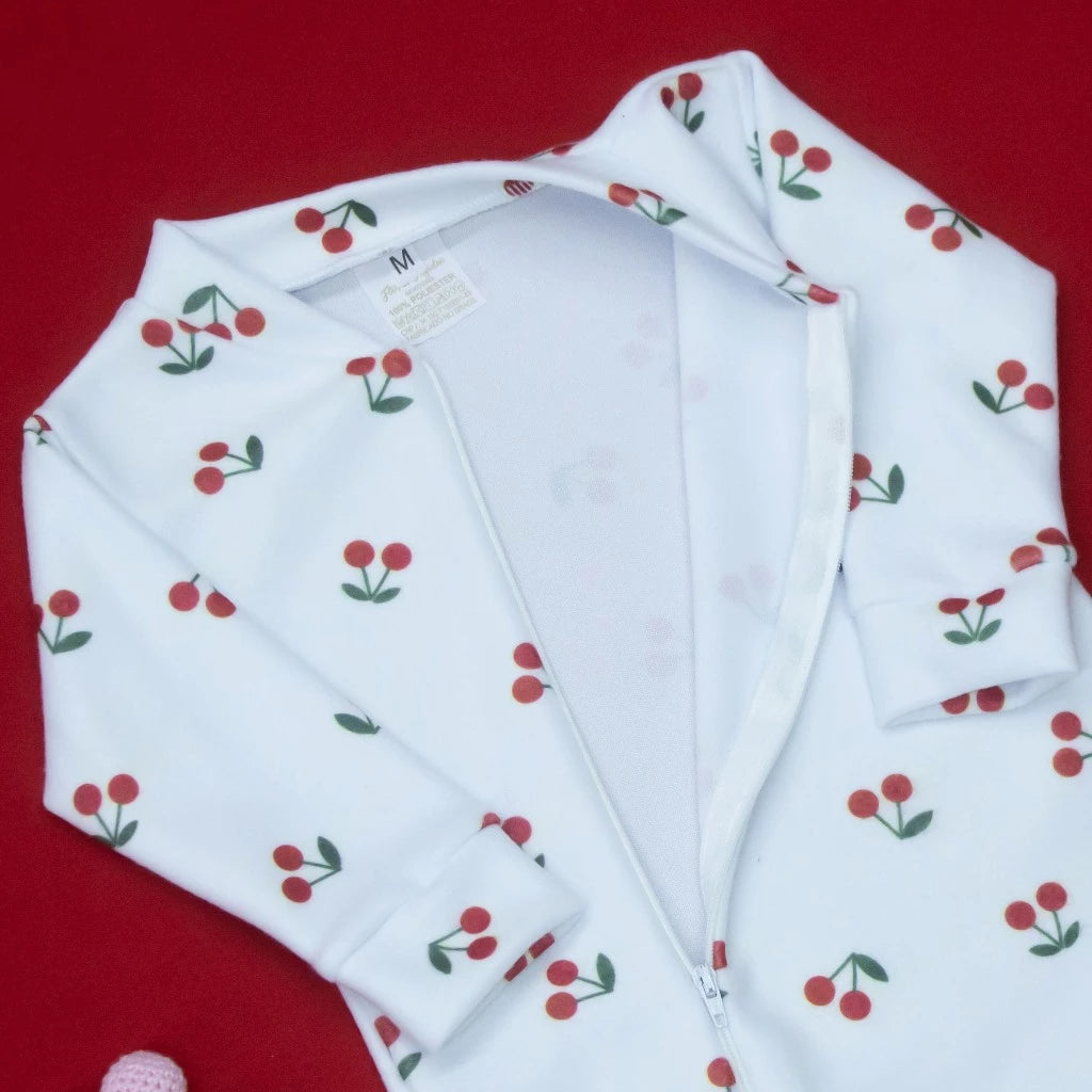 Macacão Soft para Bebê com Zíper e Estampa de Cerejinha – Quentinho e Confortável para o Inverno