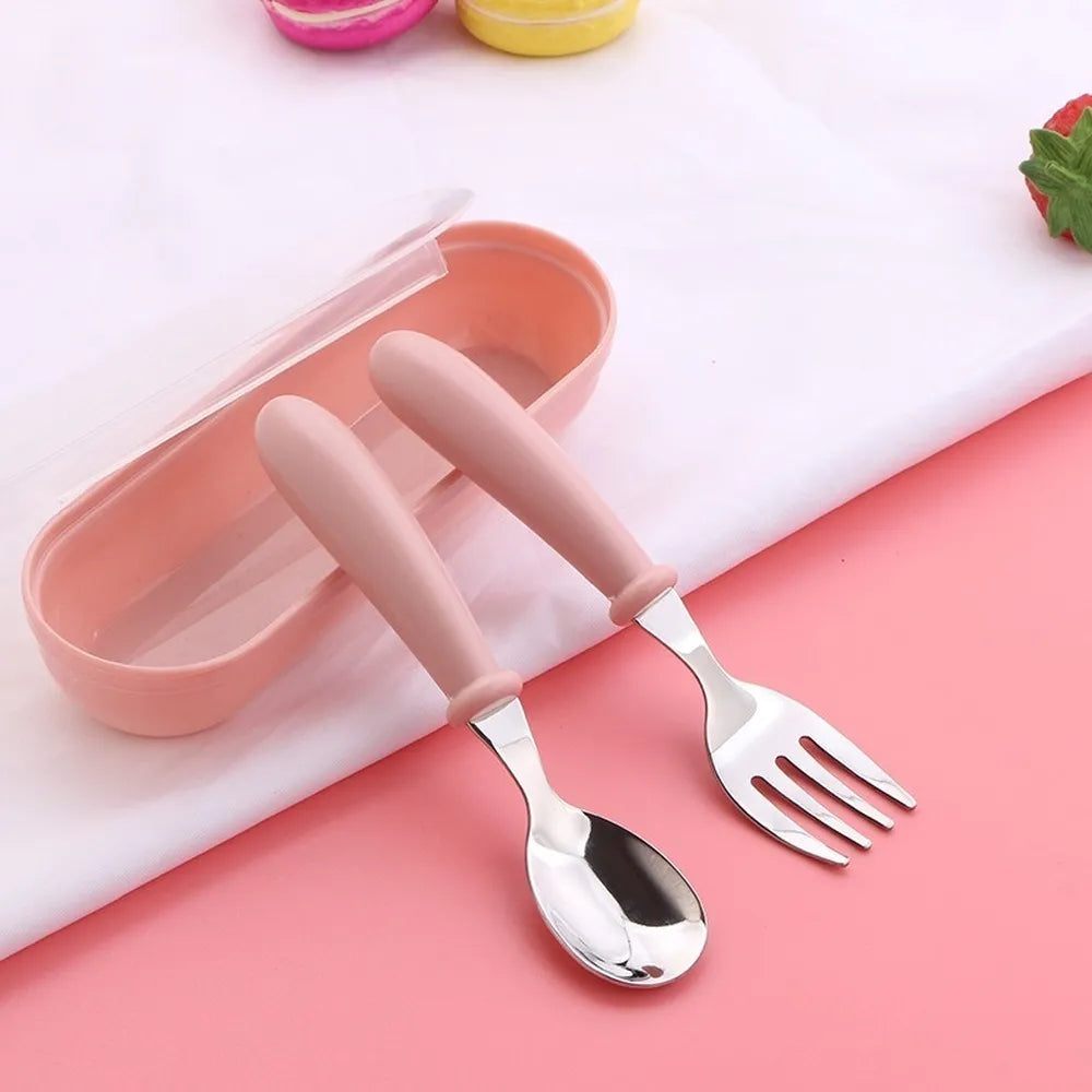 Talheres Infantil com Estojo – Colher e Garfo Inox 304 para Bebê | Kit 3 Peças Ergonômico e Portátil