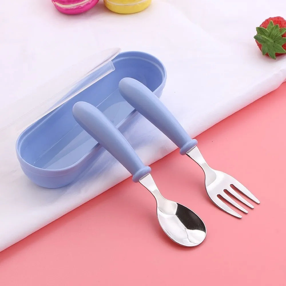 Talheres Infantil com Estojo – Colher e Garfo Inox 304 para Bebê | Kit 3 Peças Ergonômico e Portátil