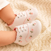 Sapatinho Bebê Menina Floral – Elegante, Leve e Confortável