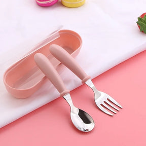 Talheres Infantil com Estojo – Colher e Garfo Inox 304 para Bebê | Kit 3 Peças Ergonômico e Portátil